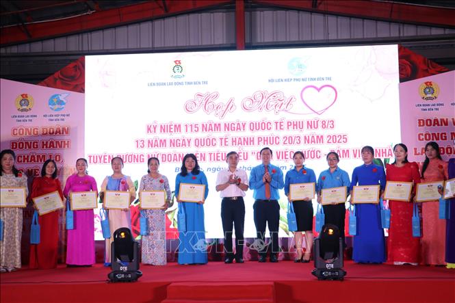 Tuyên dương 76 đoàn viên nữ tiêu biểu, đã có thành tích xuất sắc trong phong trào thi đua “ Giỏi việc nước – Đảm việc nhà”. Ảnh: Chương Đài  - TTXVN 
