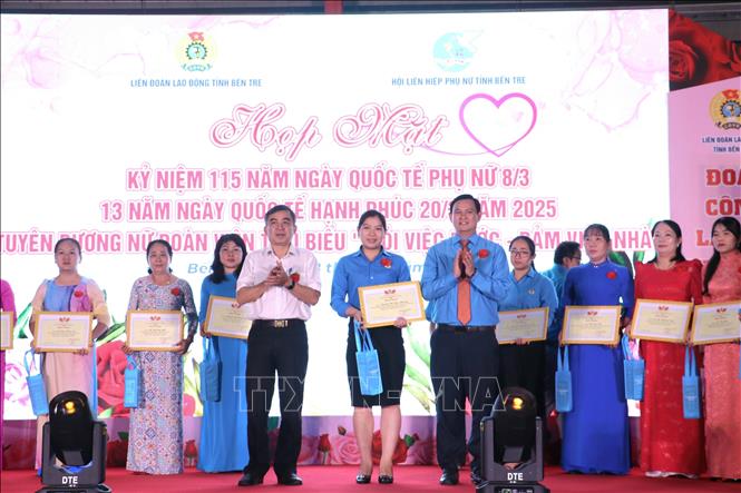 Tuyên dương 76 đoàn viên nữ tiêu biểu, đã có thành tích xuất sắc trong phong trào thi đua “ Giỏi việc nước – Đảm việc nhà”. Ảnh: Chương Đài  - TTXVN 