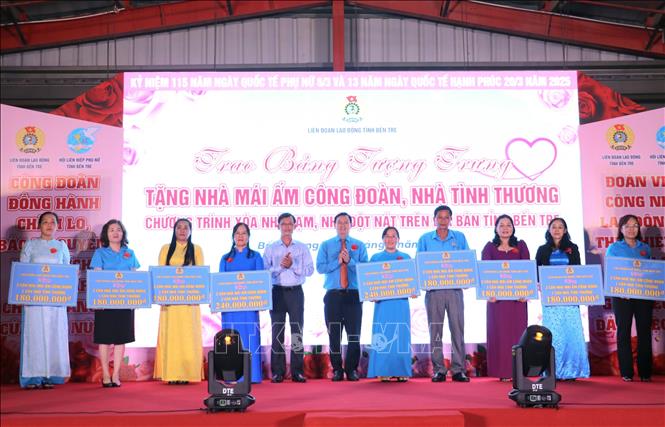Trao tặng bảng tượng trưng 29 căn nhà đến đoàn viên, gia đình đoàn viên diện hộ nghèo, mỗi căn trị giá 60 triệu đồng; tổng giá trị 1,740 tỷ đồng. Ảnh: Chương Đài - TTXVN 