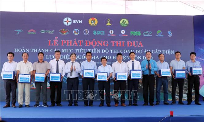 Tặng quà các đơn vị nhà thầu, thi công. Ảnh: Trung Hiếu - TTXVN