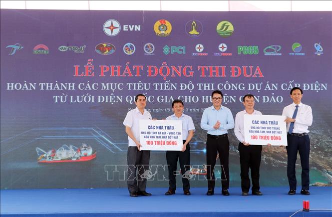 Trao hỗ trợ xóa nhà tạm cho 2 tỉnh Sóc Trăng và Bà Rịa - Vũng Tàu. Ảnh: Trung Hiếu - TTXVN