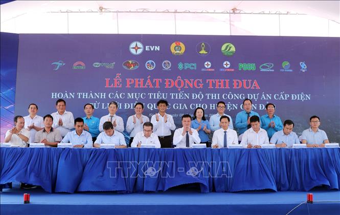 Ký kết giao ước thi đua. Ảnh: Trung Hiếu - TTXVN