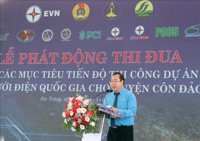 Ông Đỗ Đức Hùng, Chủ tịch Công đoàn Điện lực Việt Nam phát động thi đua. Ảnh: Trung Hiếu - TTXVN