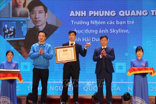 Phùng Quang Trung là một trong 10 cá nhân xuất sắc được Tặng giải thưởng Tỉnh nguyện Quôc gia năm 2024. Ảnh:  TTXVN phát 