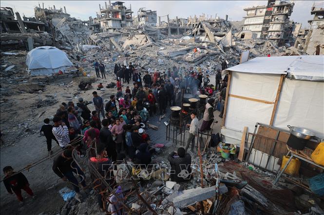 Người dân tập trung nhận thức ăn cứu trợ tại Thành phố Gaza ngày 4/3/2025. Ảnh: THX/TTXVN