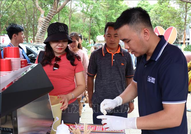 Du khách và nhân dân tham gia chương trình cà phê miễn phí tại đường Phan Đình Giót, thành phố Buôn Ma Thuột. Ảnh: Tuấn Anh - TTXVN
