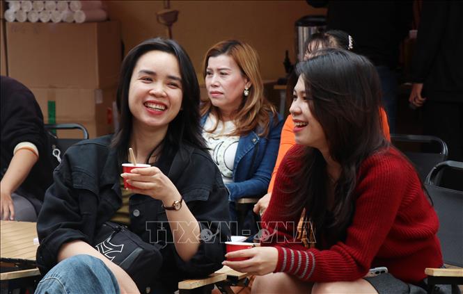 Du khách thích thú khi thưởng thức cà phê tại 