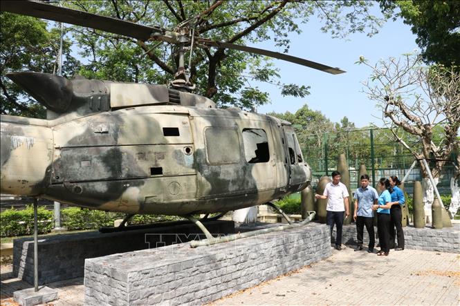 Chứng tích chiến tranh tại Dầu Tiếng gồm các hiện vật chiến tranh, máy bay, bom đạn còn sót lại, minh chứng cho một thời kỳ đấu tranh hào hùng của nhân dân Dầu Tiếng anh hùng. Ảnh: Dương Chí Tưởng-TTXVN