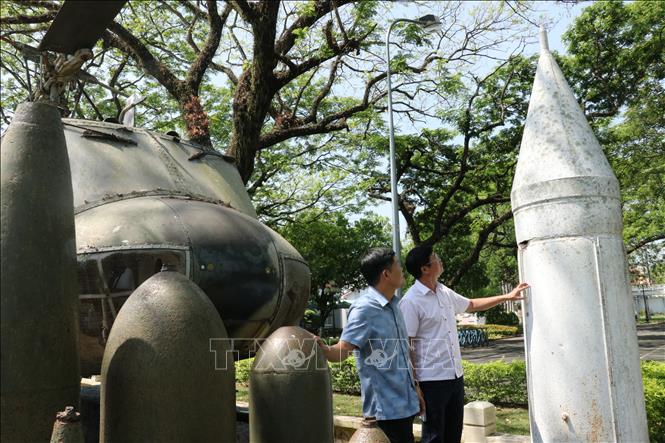 Chứng tích chiến tranh tại Dầu Tiếng gồm các hiện vật chiến tranh, máy bay, bom đạn còn sót lại, minh chứng cho một thời kỳ đấu tranh hào hùng của nhân dân Dầu Tiếng anh hùng. Ảnh: Dương Chí Tưởng-TTXVN