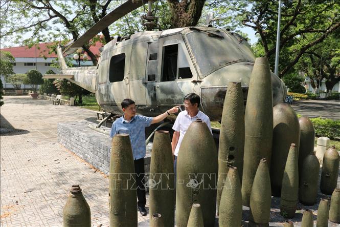 Chứng tích chiến tranh tại Dầu Tiếng gồm các hiện vật chiến tranh, máy bay, bom đạn còn sót lại, minh chứng cho một thời kỳ đấu tranh hào hùng của nhân dân Dầu Tiếng anh hùng. Ảnh: Dương Chí Tưởng-TTXVN