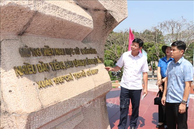 Nhân dân tham quan, tìm hiểu tại Tượng đài chiến thắng Dầu Tiếng. Ảnh: Dương Chí Tưởng – TTXVN