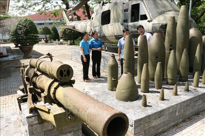 Chứng tích chiến tranh tại Dầu Tiếng gồm các hiện vật chiến tranh, máy bay, bom đạn còn sót lại, minh chứng cho một thời kỳ đấu tranh hào hùng của nhân dân Dầu Tiếng anh hùng. Ảnh: Dương Chí Tưởng-TTXVN