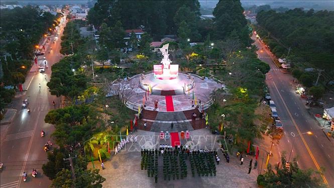 Nhân dân và cơ quan nhà nước làm lễ tại Tượng đài chiến thắng Dầu Tiếng. Ảnh: Dương Chí Tưởng – TTXVN