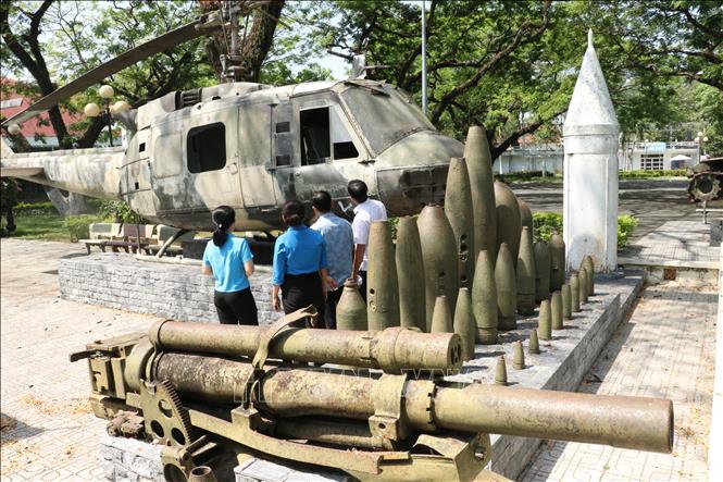Chứng tích chiến tranh tại Dầu Tiếng gồm các hiện vật chiến tranh, máy bay, bom đạn còn sót lại, minh chứng cho một thời kỳ đấu tranh hào hùng của nhân dân Dầu Tiếng anh hùng. Ảnh: Dương Chí Tưởng-TTXVN