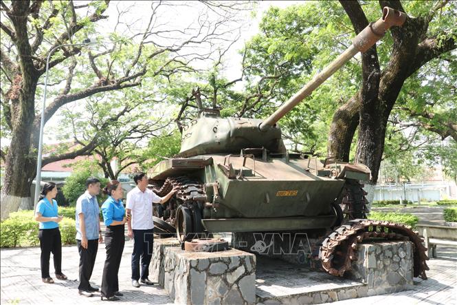Chứng tích chiến tranh tại Dầu Tiếng - chiếc xe tăng của địch bị rệu rã còn sót lại sau 50 năm. Ảnh: Dương Chí Tưởng – TTXVN