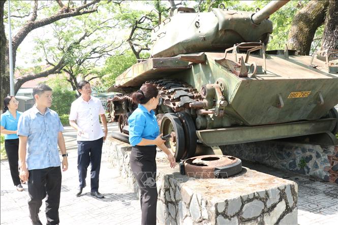 Chứng tích chiến tranh tại Dầu Tiếng, chiếc xe tăng của địch bị rệu rã còn sót lại sau 50 năm. Ảnh: Dương Chí Tưởng – TTXVN
