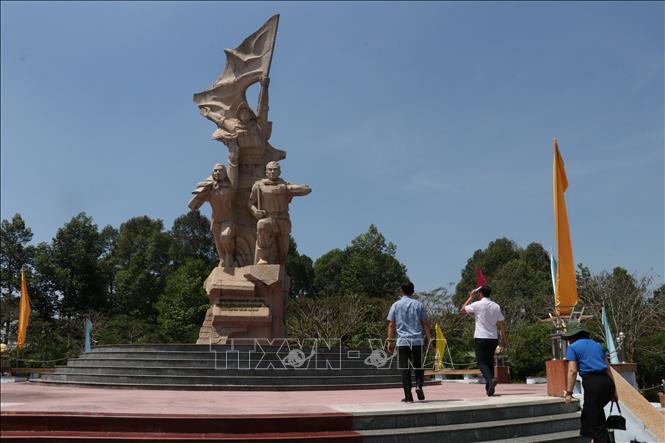 Nhân dân tham quan, tìm hiểu tại Tượng đài chiến thắng Dầu Tiếng. Ảnh: Dương Chí Tưởng – TTXVN