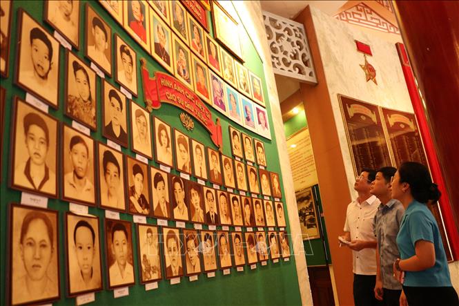 Thế hệ hôm nay tìm hiểu về những anh hùng liệt sĩ tại Nhà truyền thống huyện Dầu Tiếng. Ảnh: Dương Chí Tưởng-TTXVN
