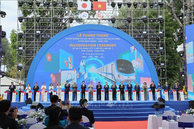 Các đại biểu thực hiện nghi thức khánh thành tuyến đường sắt đô thị số 1 Bến Thành - Suối Tiên. Ảnh: Thanh Vũ - TTXVN