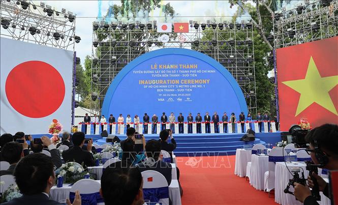 Các đại biểu thực hiện nghi thức khánh thành tuyến đường sắt đô thị số 1 Bến Thành - Suối Tiên. Ảnh: Thanh Vũ - TTXVN