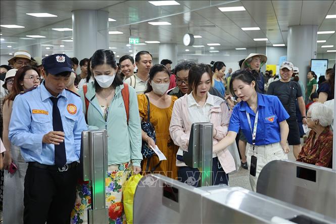 Rất đông người dân đi tàu trong ngày khánh thành chính thức tuyến đường sắt đô thị số 1 Bến Thành - Suối Tiên. Ảnh: Thanh Vũ - TTXVN
