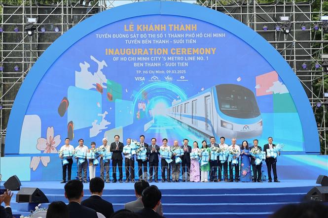 Lãnh đạo Thành phố Hồ Chí Minh tặng quà cho các gia đình có nhiều đóng góp tích cực cho dự án tuyến Metro số 1. Ảnh: Thanh Vũ-TTXVN
