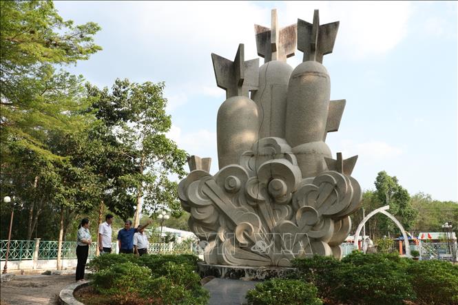 Tượng đài bom B52 tại xã Long Tân, Dầu Tiếng – nơi ghi dấu trận bom B52 đầu tiên do máy bay Mỹ ném xuống Việt Nam, minh chứng cho tinh thần quật cường của vùng đất giàu truyền thống cách mạng. Ảnh: Dương Chí Tưởng-TTXVN