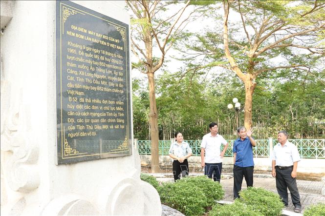 Tượng đài bom B52 tại xã Long Tân, Dầu Tiếng – nơi ghi dấu trận bom B52 đầu tiên do máy bay Mỹ ném xuống Việt Nam, minh chứng cho tinh thần quật cường của vùng đất giàu truyền thống cách mạng. Ảnh: Dương Chí Tưởng-TTXVN