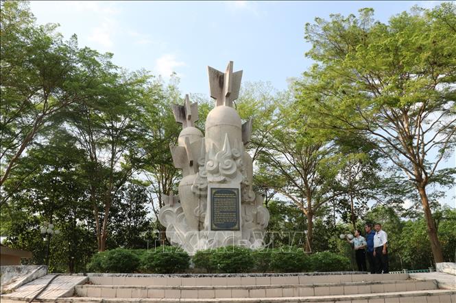 Tượng đài bom B52 tại xã Long Tân, Dầu Tiếng – nơi ghi dấu trận bom B52 đầu tiên do máy bay Mỹ ném xuống Việt Nam, minh chứng cho tinh thần quật cường của vùng đất giàu truyền thống cách mạng. Ảnh: Dương Chí Tưởng-TTXVN
