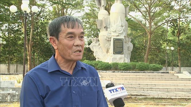 Ông Trần Đình Hiếu (69 tuổi), Bí thư Chi bộ Ấp Vũng Tây, chia sẻ trước bia tưởng niệm trận bom B52 đầu tiên tại xã Long Tân, Dầu Tiếng: “Chiến tranh qua rồi, nhưng chúng tôi không thể nào quên. Bao người con Dầu Tiếng đã ngã xuống để có ngày hôm nay.”. Ảnh: Dương Chí Tưởng-TTXVN