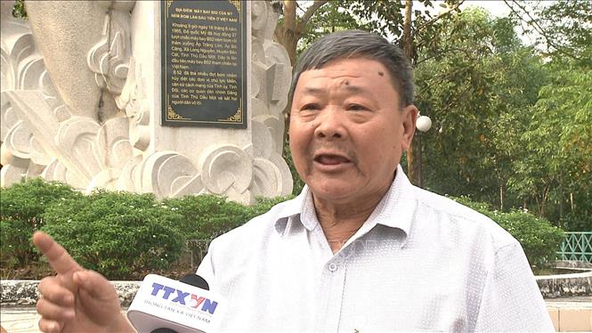 Ông Nguyễn Văn Công (70 tuổi), nguyên Trưởng Công an xã, từng tham gia cách mạng với vị trí nông hội, bồi hồi nhớ lại giây phút chứng kiến trận bom B52 đầu tiên tại xã Long Tân, Dầu Tiếng cách đây 60 năm về trước. Ảnh: Dương Chí Tưởng-TTXVN