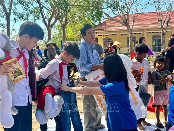 Tặng quần áo cho trẻ em vùng biên giới xã Tân Lập, huyện Tân Biên. Ảnh: Thanh Tân - TTXVN