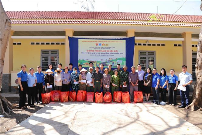 “Phiên chợ thanh niên” trao tặng 50 phần quà cho các hộ gia đình khó khăn. Ảnh: Thanh Tân - TTXVN