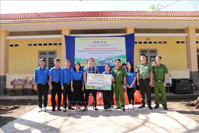 Chương trình “Vì đàn em” trao bảng tượng trưng hỗ trợ 1.000 quyển vở trắng cho học sinh có hoàn cảnh khó khăn. Ảnh: Thanh Tân - TTXVN
