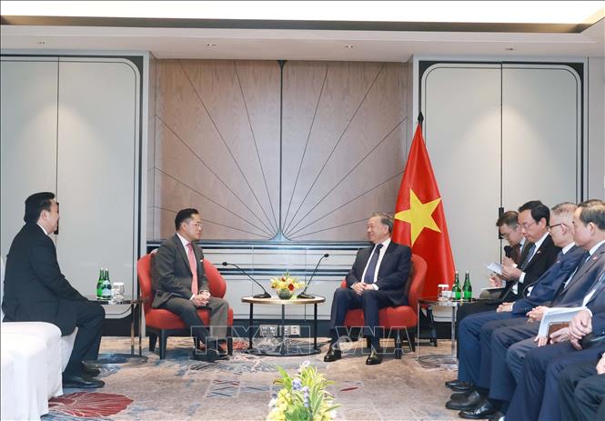 Tổng Bí thư Tô Lâm tiếp ông Patrick Walujo, Tổng giám đốc, Chủ tịch Tập đoàn Gojek và ông Garibaldi Thohir, Chủ tịch PT Alamtri Resources. Ảnh: Thống Nhất – TTXVN