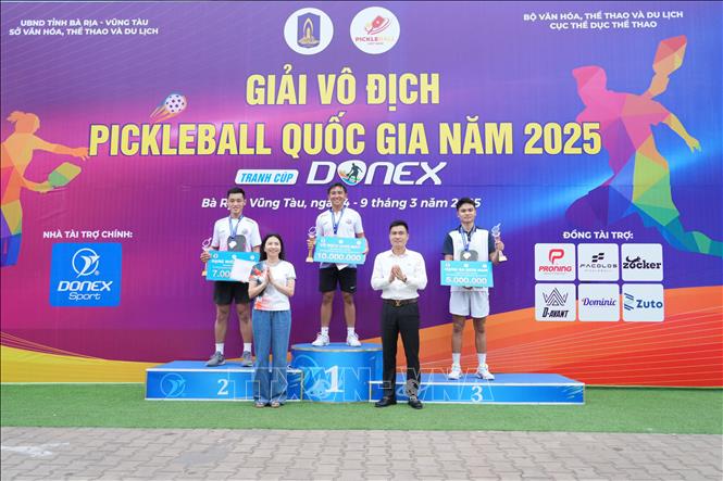 Ban tổ chức trao giải vô địch đơn nam lứa tuổi từ 14-35 cho các vận động viên. Ảnh: Huỳnh Sơn-TTXVN