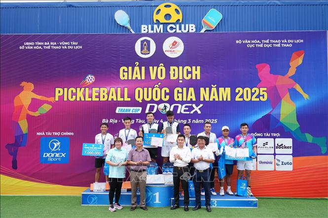 Ban tổ chức trao giải vô địch đôi nam lứa tuổi từ 14-35. Ảnh: Huỳnh Sơn-TTXVN