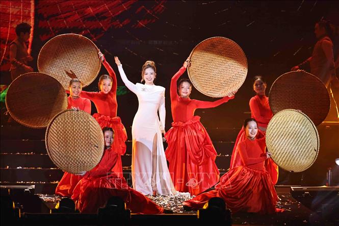 Các tiết mục nghệ thuật đặc sắc, ca ngợi và lan tỏa hình ảnh người chiến sĩ Công an nhân dân. Ảnh: Minh Đức - TTXVN