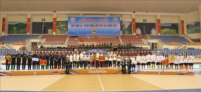 Trao giải Nhất, Nhì, Ba cho các đội tuyển nữ tại Cúp Hoa Lư - Bình Điền năm 2025. Ảnh: Thùy Dung - TTXVN