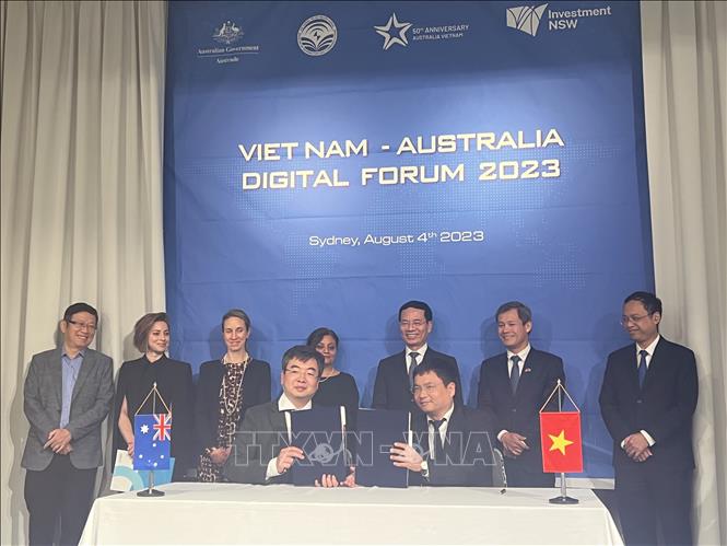 Đại diện Đại học UTS ký MOU với Học viện Bưu chính Viễn thông - đơn vị tiếp nhận Trung tâm Công nghệ Chiến lược Australia - Việt Nam tại Việt Nam, tháng 8/2023. Ảnh (tư liệu): Lê Đạt - PV TTXVN tại Australia