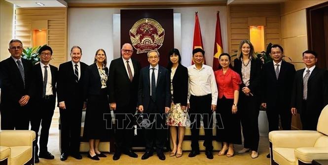 Hiệu trưởng Đại học UTS, Giáo sư Andrew Parfitt, đoàn đại biểu UTS và đại diện DFAT trong cuộc thảo luận về Trung tâm Công nghệ Chiến lược Australia - Việt Nam với Thứ trưởng Bộ Thông tin và Truyền thông Việt Nam Phan Tâm tại Hà Nội tháng 11/2024. Ảnh (tư liệu): TTXVN phát