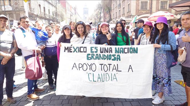 Người dân đổ về Quảng trường Zocalo, trung tâm Thủ đô Mexico City. Ảnh: Phi Hùng - PV TTXVN tại Mexico
