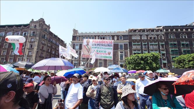 Người dân đổ về Quảng trường Zocalo, trung tâm Thủ đô Mexico City. Ảnh: Phi Hùng - PV TTXVN tại Mexico

