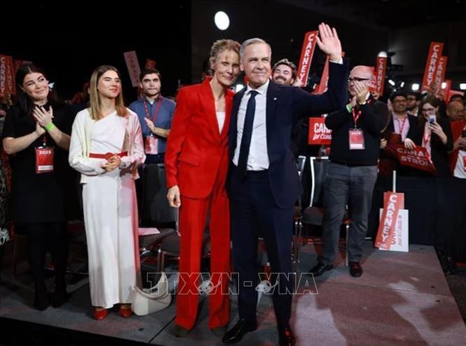 Cựu Thống đốc Ngân hàng Canada Mark Carney bên những người ủng hộ sau khi giành chiến thắng trong cuộc bầu chọn lãnh đạo đảng Tự do cầm quyền, tại Ottawa ngày 9/3/2025. Ảnh: REUTERS/TTXVN