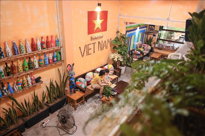 A cafe on Son Tay street of Hanoi. VNA Photo: Hoàng Hiếu