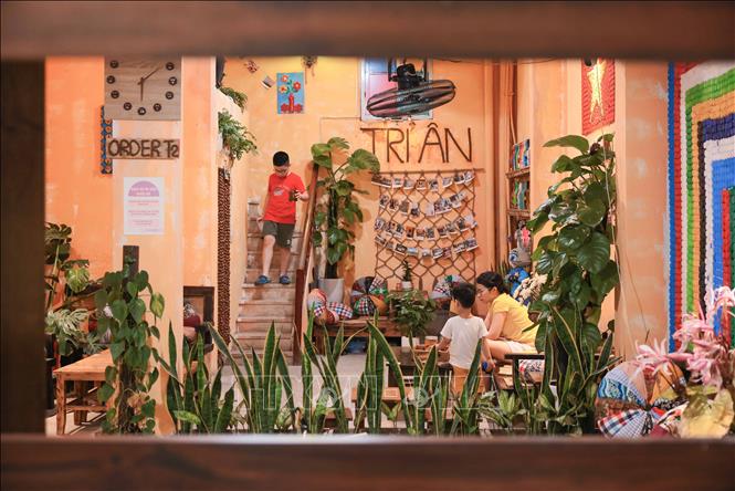 A cafe on Son Tay street of Hanoi. VNA Photo: Hoàng Hiếu