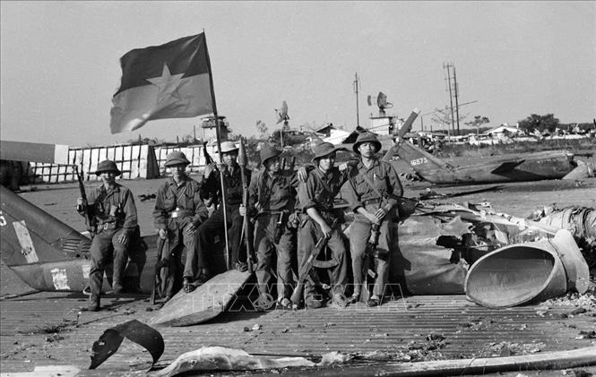 Quân Giải phóng làm chủ sân bay Buôn Ma Thuột (tháng 3/1975). Ảnh: Anh Tôn - TTXVN

 
