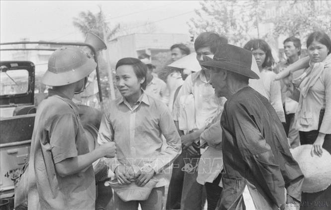 Nhân dân thị xã Buôn Ma Thuột vui mừng gặp gỡ các chiến sỹ giải phóng. Ảnh: Phước Huề - TTXVN
