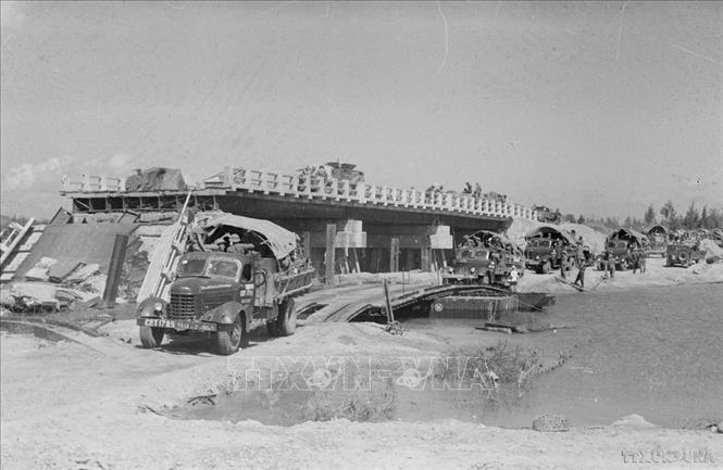 Các đơn vị xe tăng và bộ binh cơ giới tiến vào giải phóng Buôn Ma Thuột (tháng 3/1975). Ảnh: Anh Tôn - TTXVN
