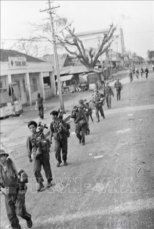 Các đơn vị bộ binh, xe tăng, cơ giới tiến vào giải phóng Buôn Ma Thuột (tháng 3/1975). Ảnh: Anh Tôn- TTXVN